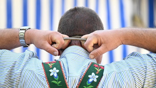 Para peserta dari berbagai usia berlaga dalam Kejuaraan Fingerhakln Jerman ke-65 di Bavaria, Jerman, mempertaruhkan kekuatan jari mereka.
