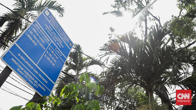 Sejumlah petugas memarkirkan kendaraan di area parkir Melawai, Kebayoran Baru, Jakarta Selatan, Senin (24/8). (CNN Indonesia/Febria Adha L)