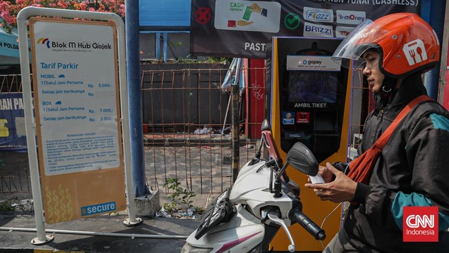 Sejumlah petugas memarkirkan kendaraan di area parkir Melawai, Kebayoran Baru, Jakarta Selatan, Senin (24/8). (CNN Indonesia/Febria Adha L)