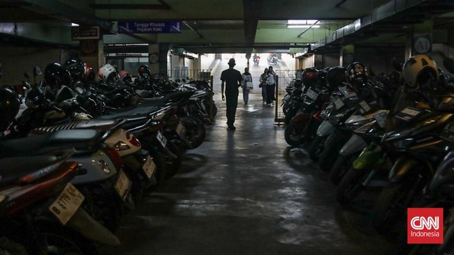 Sejumlah petugas memarkirkan kendaraan di area parkir Melawai, Kebayoran Baru, Jakarta Selatan, Senin (24/8). (CNN Indonesia/Febria Adha L)