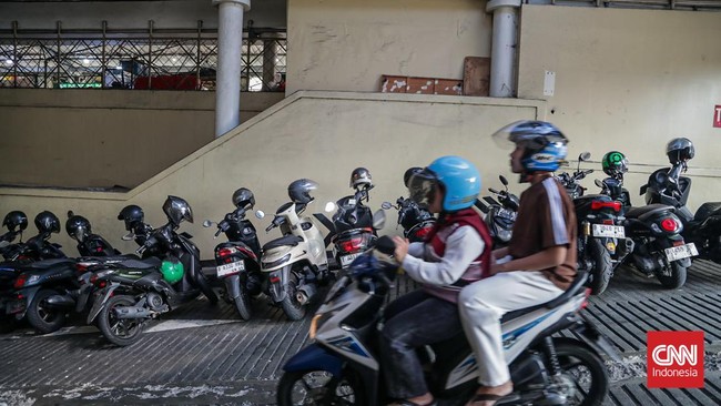 Sejumlah petugas memarkirkan kendaraan di area parkir Melawai, Kebayoran Baru, Jakarta Selatan, Senin (24/8). (CNN Indonesia/Febria Adha L)