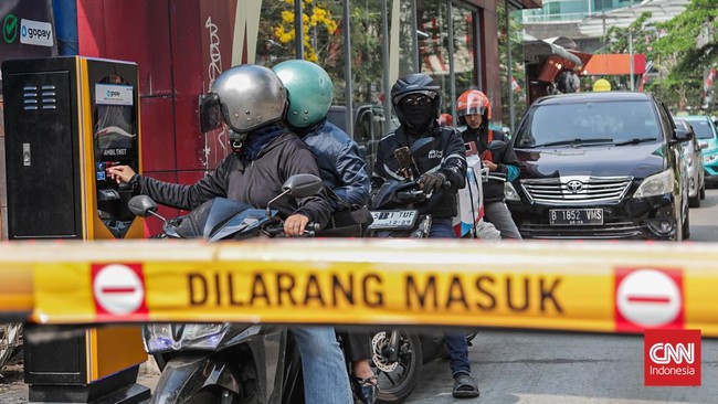 Sejumlah petugas memarkirkan kendaraan di area parkir Melawai, Kebayoran Baru, Jakarta Selatan, Senin (24/8). (CNN Indonesia/Febria Adha L)