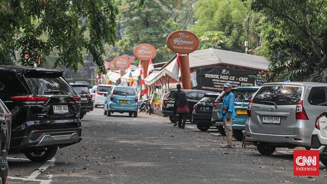 Sejumlah petugas memarkirkan kendaraan di area parkir Melawai, Kebayoran Baru, Jakarta Selatan, Senin (24/8). (CNN Indonesia/Febria Adha L)