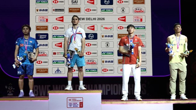 Badminton - BWF World Championships - Indira Gandhi Indoor Stadium, New Delhi, India - August 23, 2026 France's Alex Lanier stands on the podium after winning his men's final alongside runner-up Kodai Naraoka of Japan, and joint third place Chou Tien