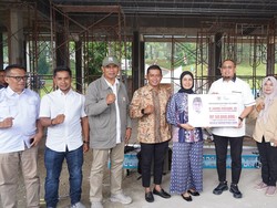 Andre Rosiade Serahkan Bantuan Rp 50 Juta untuk Bangun Masjid di Solok