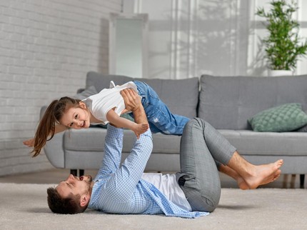 Ayah Sering Bercanda & Bikin Anak Tertawa? Ternyata Bisa Perkuat Ikatan dengan Si Kecil