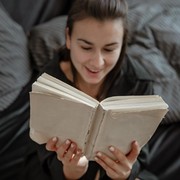 Baca Buku di Malam Hari Bikin Cepat Mengantuk, Ini Alasannya