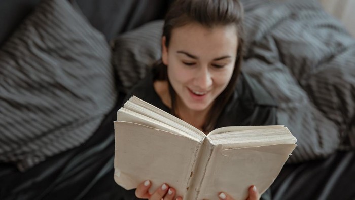 Baca Buku di Malam Hari Bikin Cepat Mengantuk, Ini Alasannya