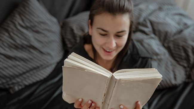 Alasan Baca Buku di Malam Hari Bikin Cepat Mengantuk