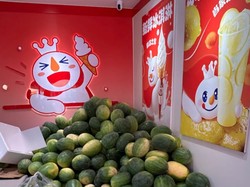 Bukan Diskon, Mixue di China Bagi-bagi Semangka Gratis ke Pelanggan