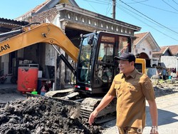 Bupati Subandi Ajak Perangkat Desa Awasi Betonisasi Jalan Tambak Cemandi