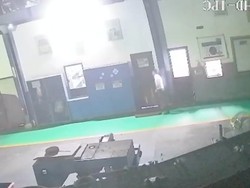 Video: Celingak-celinguk Satpam Curi Alat Perusahaan Minyak di Kaltim