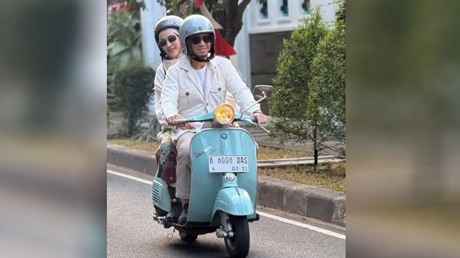 Dahnil Anzar Simanjuntak naik vespa