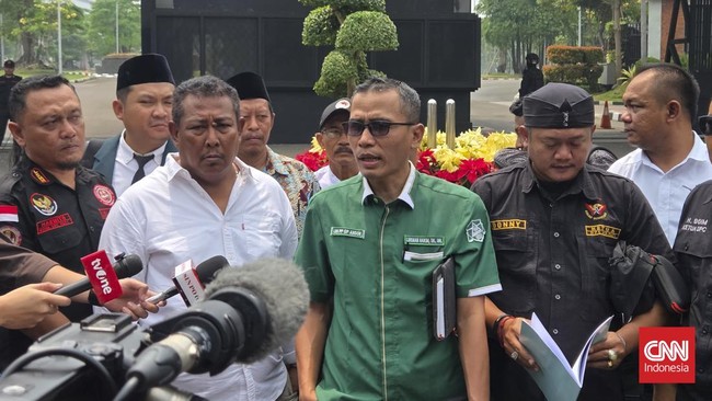 Sejumlah organisasi masyarakat yang mengatasnamakan Forum Komunikasi Masyarakat Pati diterima dalam pertemuan bersama pimpinan DPR, di kompleks parlemen, Senayan, Jakarta, Senin (24/8).