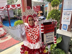 Emak-emak di Jakbar Rela Keliling Pungut Sampah Botol demi Ikut Fashion Show