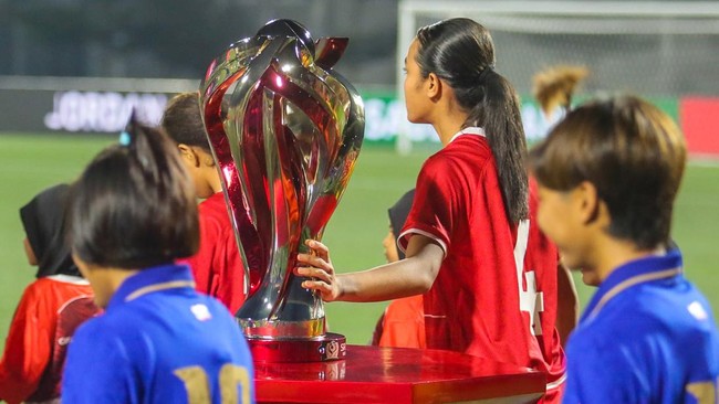 Pesepak bola Timnas Putri Garuda Pertiwi U16 Indonesia Jazlyn Kayla (tengah) menyetuh trofi sebelum laga melawan Timnas Putri U16 Thailand pada babak final Piala Srikandi Merdeka 2026 di Supersoccer Arena, Kudus, Jawa Tengah, Minggu (23/8/2026). ANTA