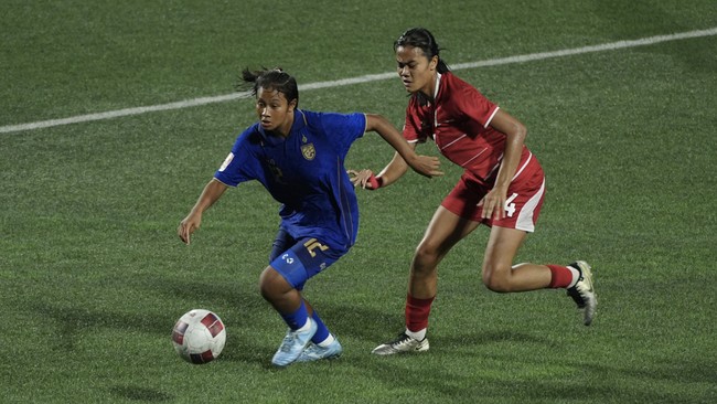 Pesepak bola Timnas Putri Garuda Pertiwi U-16 Indonesia melawan Timnas Putri U-16 Thailand pada final Piala Srikandi Merdeka 2026 di Supersoccer Arena, Kudus, Jawa Tengah, Minggu (23/8/2026). (Dok. Srikandi Merdeka Cup)