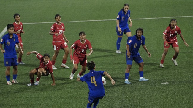 Pesepak bola Timnas Putri Garuda Pertiwi U-16 Indonesia melawan Timnas Putri U-16 Thailand pada final Piala Srikandi Merdeka 2026 di Supersoccer Arena, Kudus, Jawa Tengah, Minggu (23/8/2026). (Dok. Srikandi Merdeka Cup)