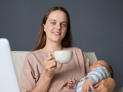 Apakah Aman Jika Ibu Menyusui Minum kopi? Ini Kata Dokter