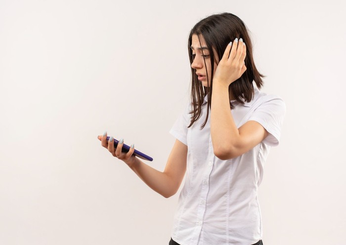Ciri kepribadian orang yang suka mengabaikan telepon dan lupa membalas chat adalah orang yang selektif. Mereka memiliki banyak kesibukan sehari-hari, serta menyadari bahwa energi dan waktunya terbatas.
