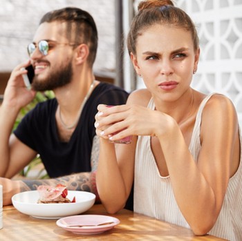 7 Red Flag yang Sering Terlihat saat First Date, Jangan Diabaikan Begitu Saja!