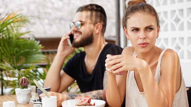 Deretan Red Flag yang Sering Terlihat saat First Date