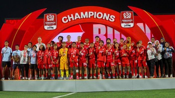 Sejumlah pesepak bola, staf pelatih, dan ofisial Timnas Putri Garuda Pertiwi U16 Indonesia berfoto dengan medali runner up Piala Srikandi Merdeka 2026 di Supersoccer Arena, Kudus, Jawa Tengah, Minggu (23/8/2026). Timnas Putri Garuda Pertiwi U16 Indon