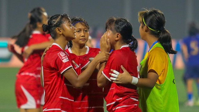 Pesepak bola Timnas Putri Garuda Pertiwi U16 Indonesia Raisya Novita (kedua kanan) dihibur rekan-rekannya usai kalah dari Timnas Putri U16 Thailand pada final Piala Srikandi Merdeka 2026 di Supersoccer Arena, Kudus, Jawa Tengah, Minggu (23/8/2026). T