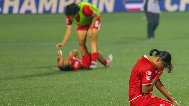 Pesepak bola Timnas Putri Garuda Pertiwi U16 Indonesia Raisya Novita (kanan) tertunduk usai kalah dari Timnas Putri U16 Thailand pada final Piala Srikandi Merdeka 2026 di Supersoccer Arena, Kudus, Jawa Tengah, Minggu (23/8/2026). Timnas Putri Garuda