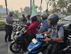 Kabut Asap Selimuti Pekanbaru Pagi Ini, Polisi Turun Bagi-bagi Masker