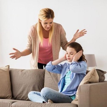 5 Kalimat yang Sering Diucapkan Orang Tua Childish untuk Meremehkan Anaknya
