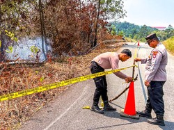 Asap Batu Bara Mengepul di Area Karhutla Dekat UBT, Polisi Pasang Garis