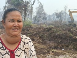 Rumah Dikepung Asap Karhutla, Usaha Kerupuk Lansia di Kampar sampai Tutup