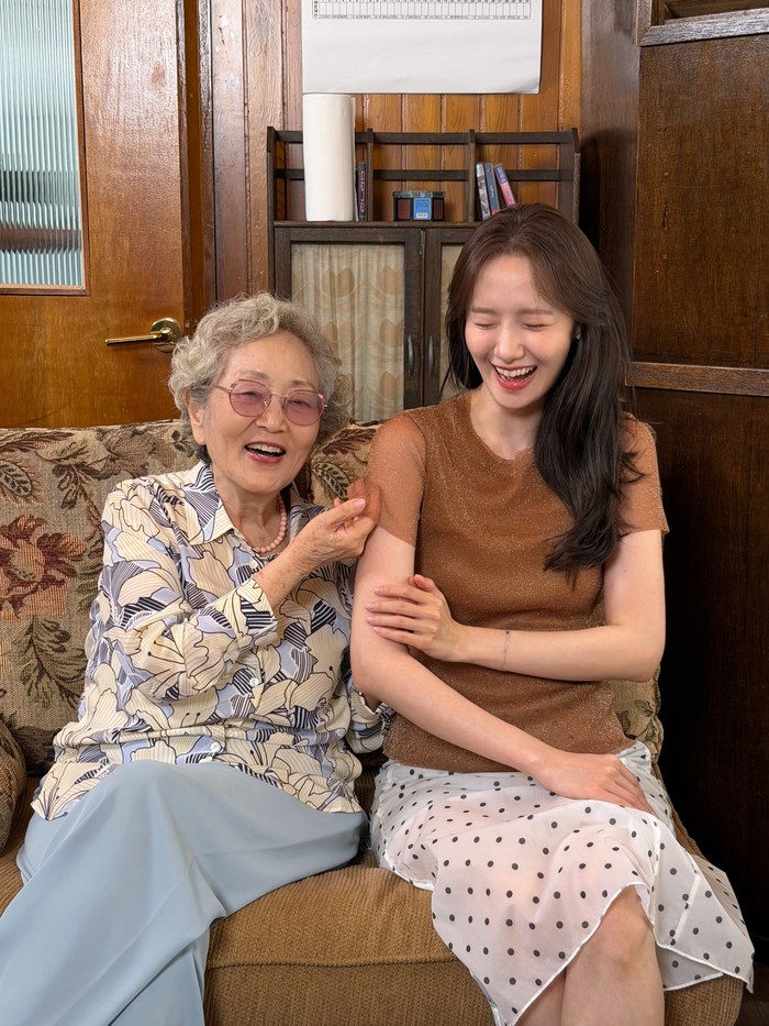 Yoona dan Kim Young Ok berbagi kerinduan mendalam mereka dalam acara 'Monthly Grandmother's House' dengan saling memeluk hangat dan memberikan hadiah untuk satu sama lain, Beauties./ Foto: instagram.com/yoona_lim