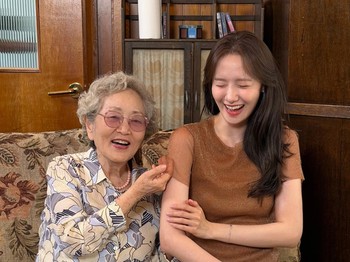 Yoona dan Kim Young Ok berbagi kerinduan mendalam mereka dalam acara 'Monthly Grandmother's House' dengan saling memeluk hangat dan memberikan hadiah untuk satu sama lain, Beauties./ Foto: instagram.com/yoona_lim