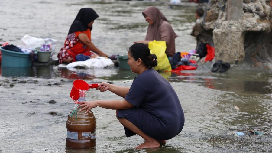 Kemarau panjang membikin penduduk Cibarusah kesulitan mendapatkan air. Debit Sungai Cipamingkis terus menipis, sementara penduduk kudu berjuang memenuhi kebutuhan sehari-hari.