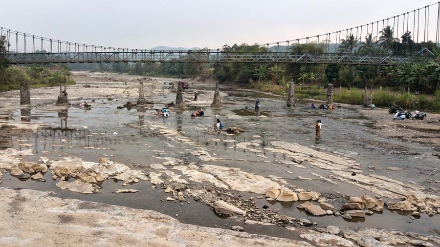 Kemarau panjang membikin penduduk Cibarusah kesulitan mendapatkan air. Debit Sungai Cipamingkis terus menipis, sementara penduduk kudu berjuang memenuhi kebutuhan sehari-hari. (Dok. Detikcom/Ari Saputra)