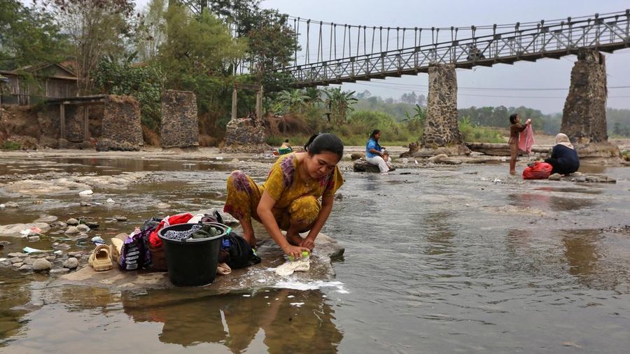 Kemarau panjang membikin penduduk Cibarusah kesulitan mendapatkan air. Debit Sungai Cipamingkis terus menipis, sementara penduduk kudu berjuang memenuhi kebutuhan sehari-hari.