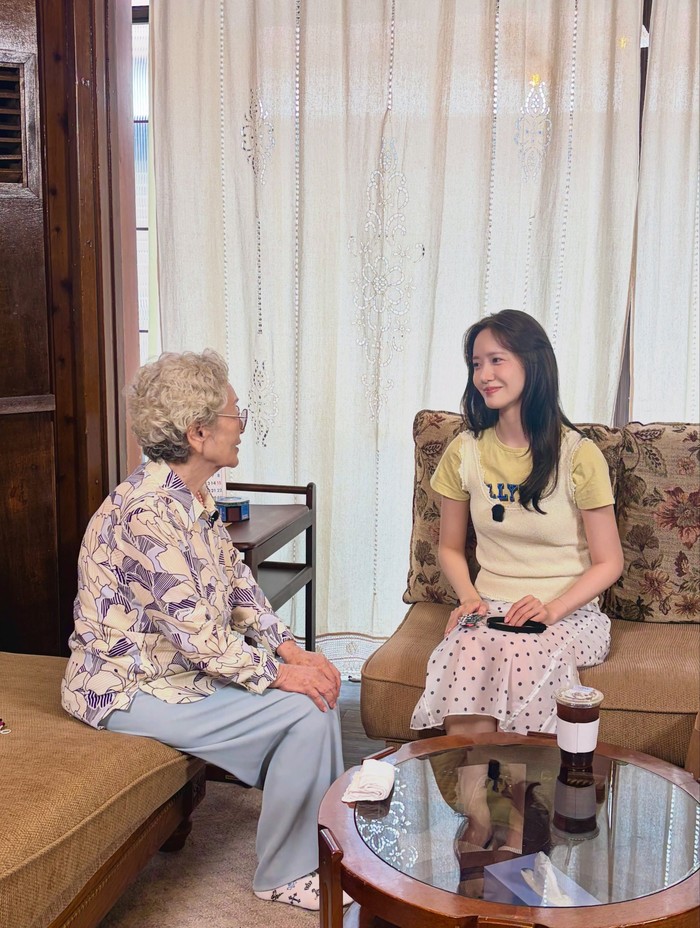 Lama tak berjumpa, Yoona dengan perasaan gembira mengunjungi kediaman sang nenek di drama 'King The Land' untuk menjadi bintang tamu dalam konten mingguan yang dikelola Kim Young Ok di kanal YouTube pribadinya pada (19/8)./ Foto: instagram.com/yoona_lim