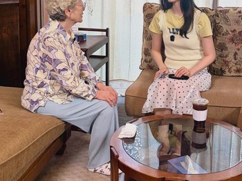 Lama tak berjumpa, Yoona dengan perasaan gembira mengunjungi kediaman sang nenek di drama 'King The Land' untuk menjadi bintang tamu dalam konten mingguan yang dikelola Kim Young Ok di kanal YouTube pribadinya pada (19/8)./ Foto: instagram.com/yoona_lim