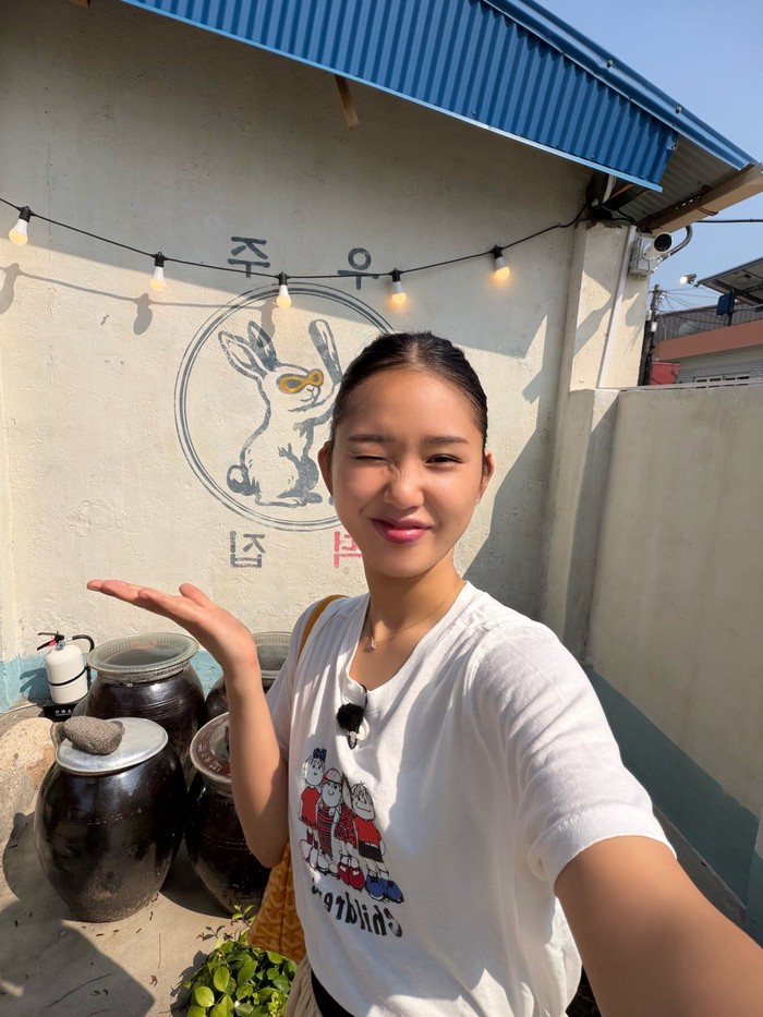 Manjakan sekaligus obati rindu fans, MIMI pun mempromosikan single perdana yang diberi judul &lsquo;Bish Bash Bosh&rsquo; tidak hanya di program musik Korea Selatan, tetapi juga di beberapa acara seperti &lsquo;Space Rice Cake Shop&rsquo;. / Foto: x.com/8_OHMYGIRL