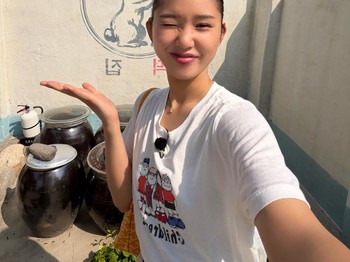 Manjakan sekaligus obati rindu fans, MIMI pun mempromosikan single perdana yang diberi judul &lsquo;Bish Bash Bosh&rsquo; tidak hanya di program musik Korea Selatan, tetapi juga di beberapa acara seperti &lsquo;Space Rice Cake Shop&rsquo;. / Foto: x.com/8_OHMYGIRL
