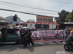 Massa Demo Minta Hakim PN Jaksel Tolak Gugatan Praperadilan Febrie Adriansyah
