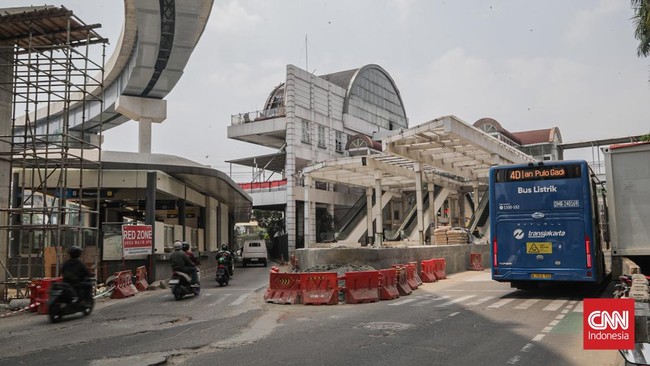 Sejumlah warga berjalan menuju TransJakarta di Terminal Manggarai, Jakarta, Senin (24/8). (CNN Indonesia/Febria Adha L)