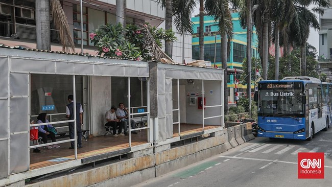 Sejumlah warga berjalan menuju TransJakarta di Terminal Manggarai, Jakarta, Senin (24/8). (CNN Indonesia/Febria Adha L)