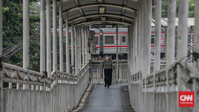 Sejumlah warga berjalan menuju TransJakarta di Terminal Manggarai, Jakarta, Senin (24/8). (CNN Indonesia/Febria Adha L)