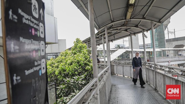 Sejumlah warga berjalan menuju TransJakarta di Terminal Manggarai, Jakarta, Senin (24/8). (CNN Indonesia/Febria Adha L)