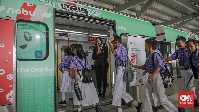 Sejumlah warga berjalan menuju TransJakarta di Terminal Manggarai, Jakarta, Senin (24/8). (CNN Indonesia/Febria Adha L)