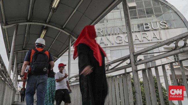 Sejumlah warga berjalan menuju TransJakarta di Terminal Manggarai, Jakarta, Senin (24/8). (CNN Indonesia/Febria Adha L)