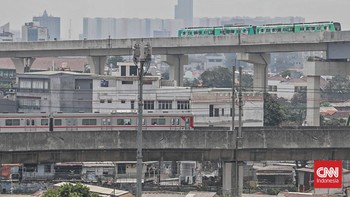 Sejumlah warga berjalan menuju TransJakarta di Terminal Manggarai, Jakarta, Senin (24/8). (CNN Indonesia/Febria Adha L)